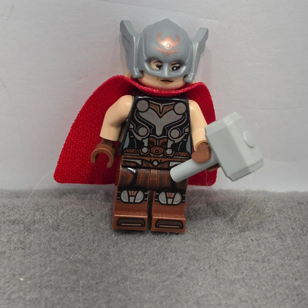 LEGO Marvel Mighty Thor Jane Foster Minifigure with Mjolnir and Cape sh820. J
